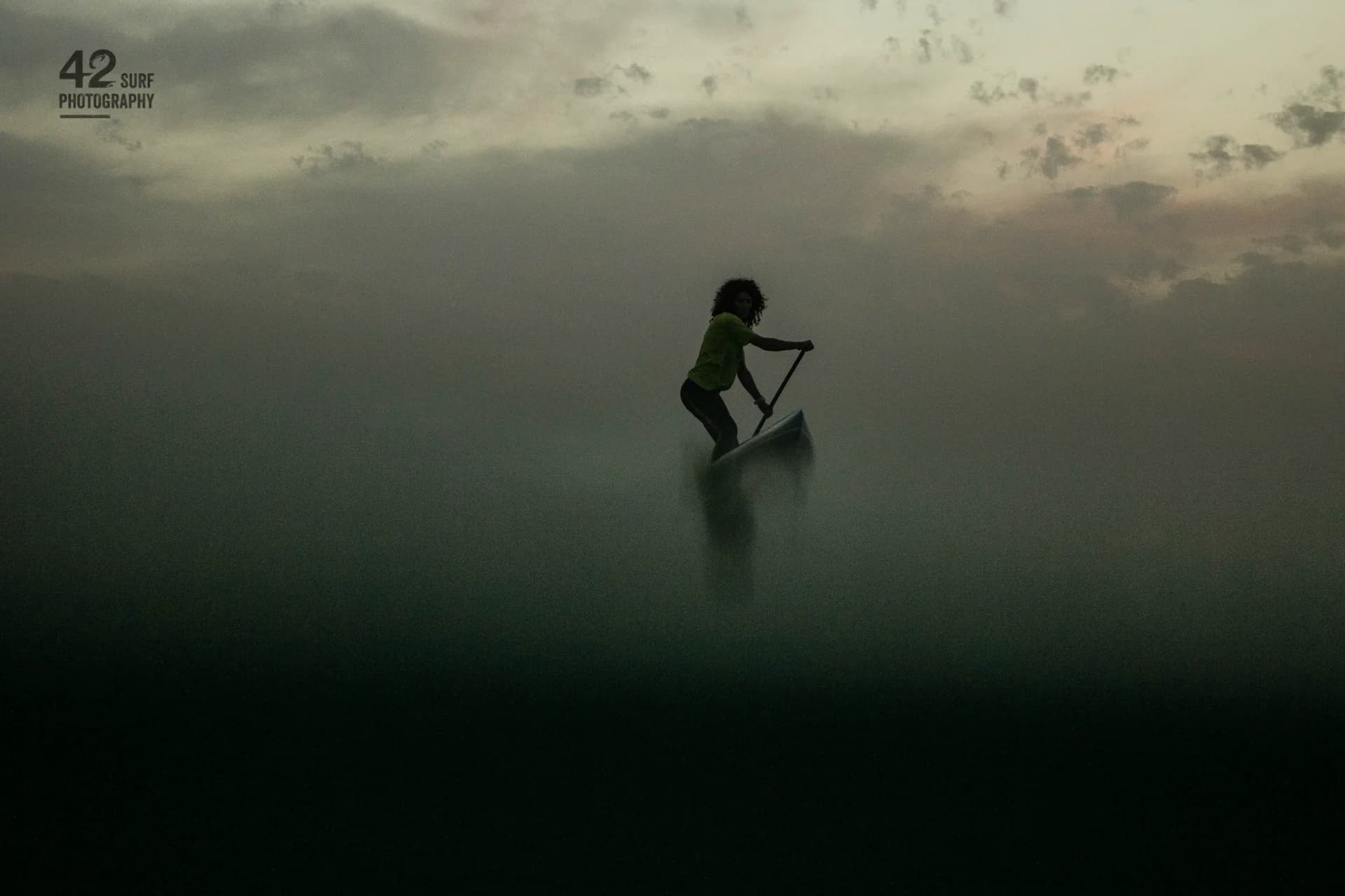 חותרת בערפל