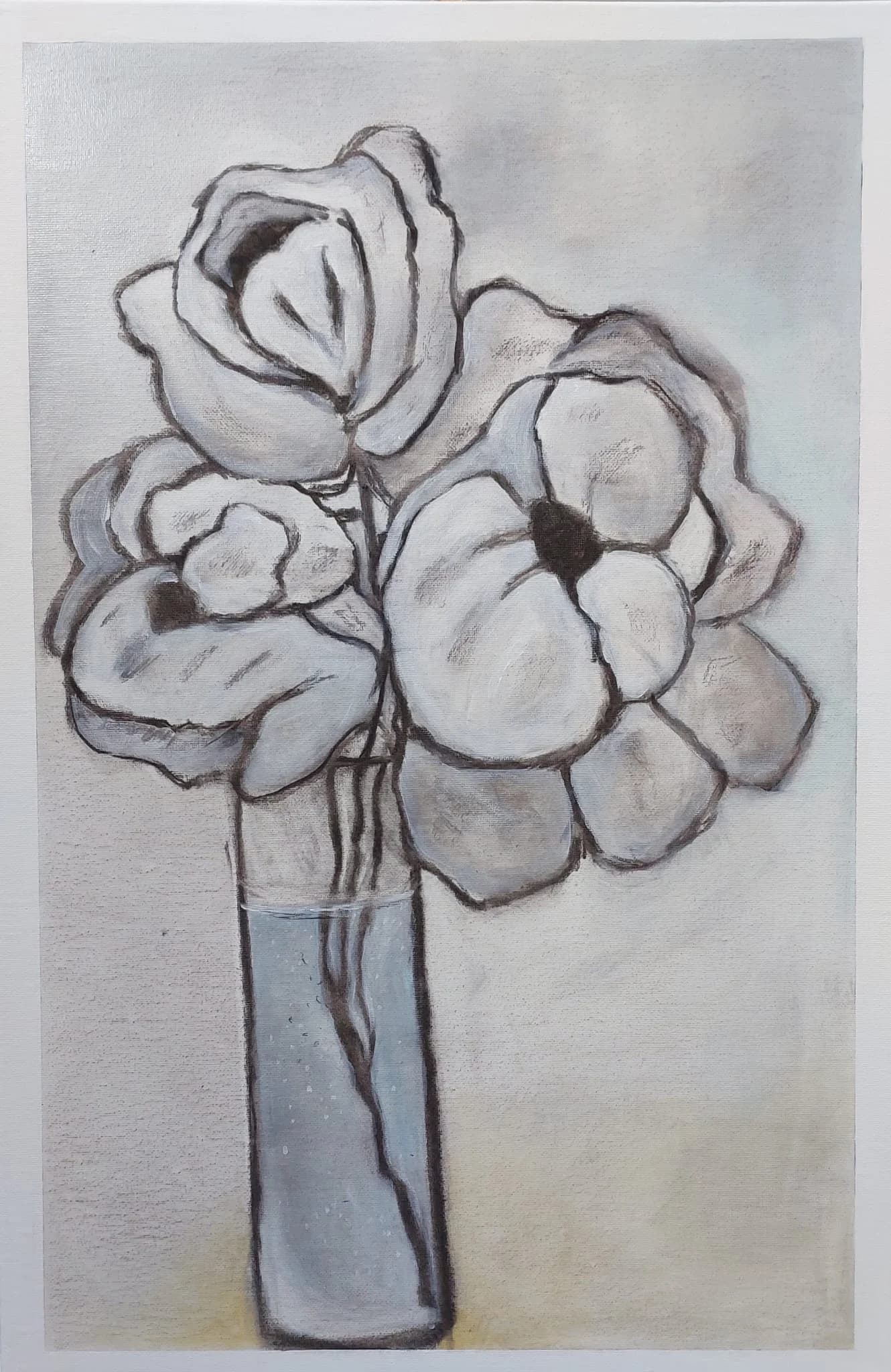  Monochromatic flower vase 