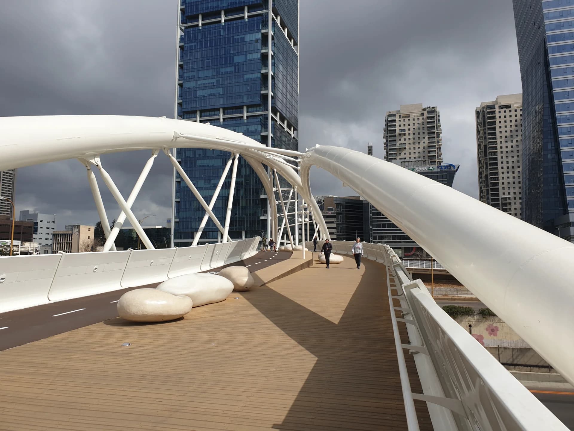 גשר על מים סוערים