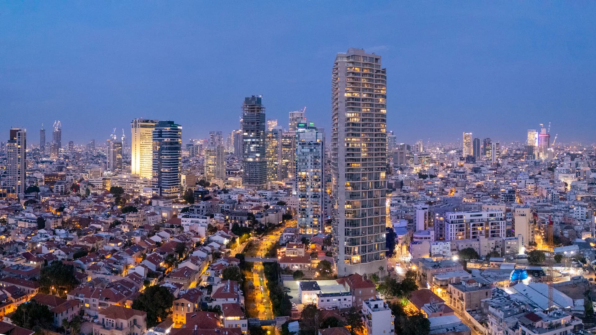 Park HaMesila, Tel Aviv, at dusk