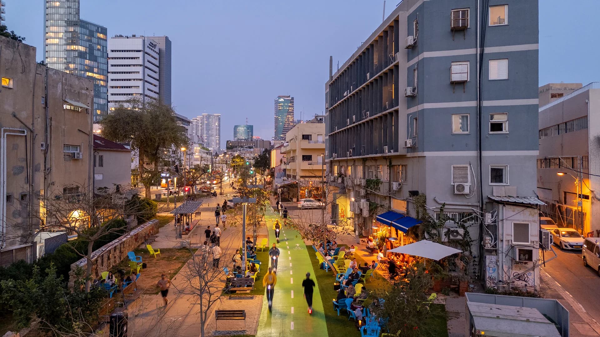 Park HaMesila, Tel Aviv, at dusk