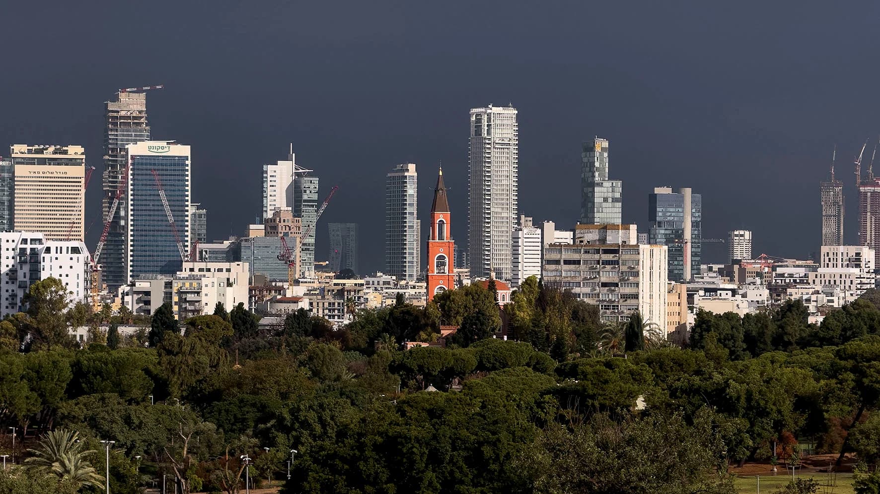 סערה מעל תל אביב